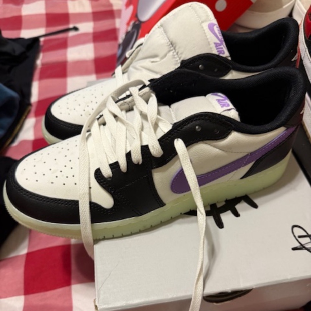 Nike Jordans Glow in the dark, size 7 kids
